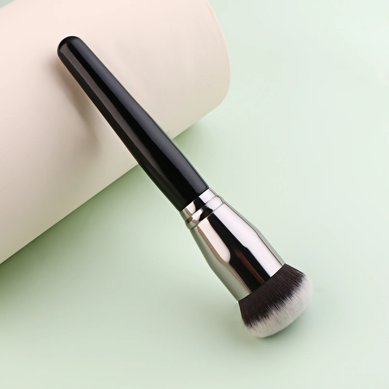 Pennello per fondotinta nero P - Beauty Queen Makeup recensione e prezzo