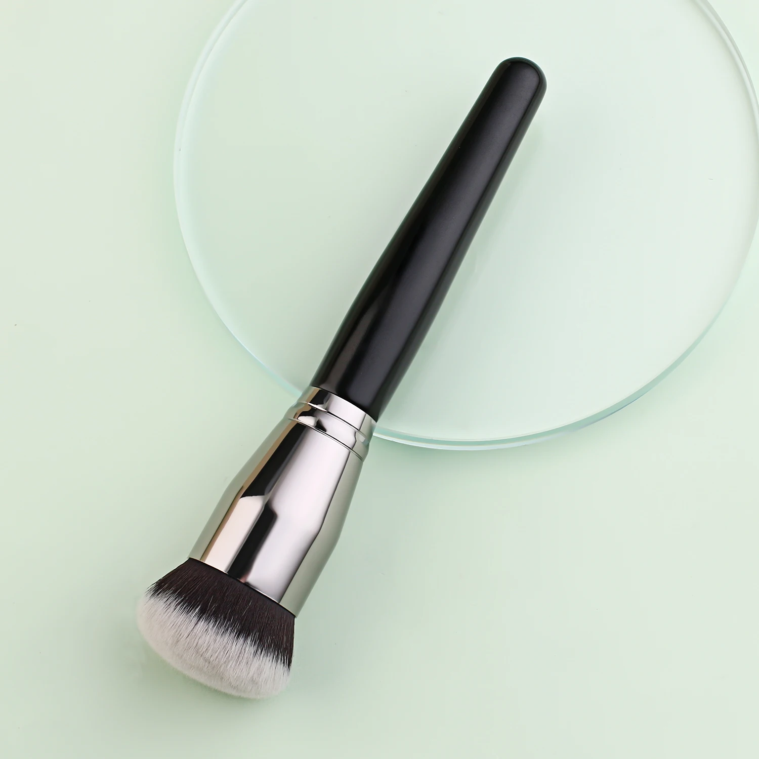 Pennello per fondotinta nero P - Beauty Queen Makeup recensione e prezzo