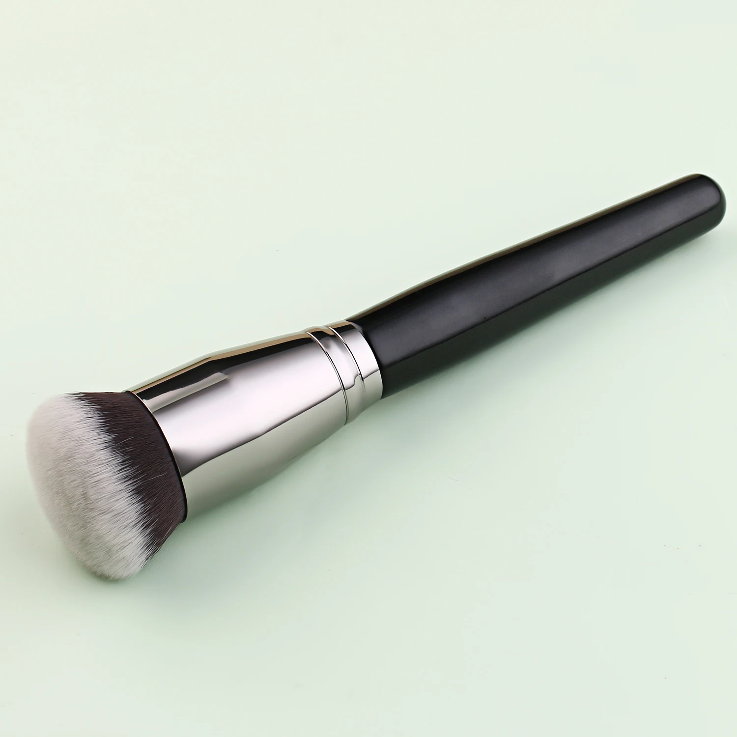 Pennello per fondotinta nero P - Beauty Queen Makeup recensione e prezzo